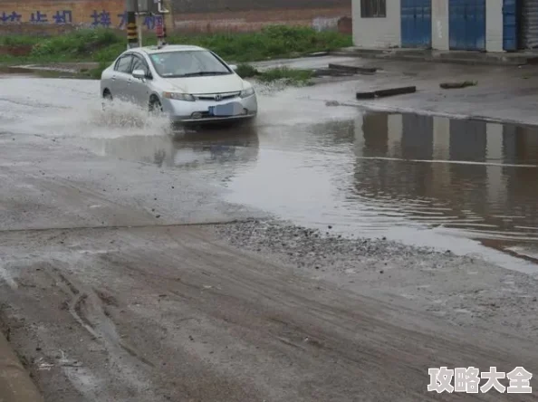 潇潇雨下连日阴雨绵延不断城市多处路段积水严重提醒市民出行注意安全