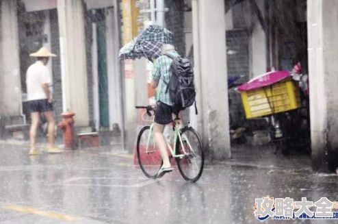 带刀不带伞近日一位市民在雨中坚持骑行，成为街头一道独特风景线，吸引众多路人围观。