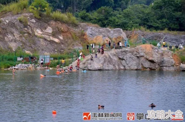 男人强行脱女人衣服扒开摸双胸视频据说拍摄地点在某废弃工厂还涉及多人参与警方已介入调查